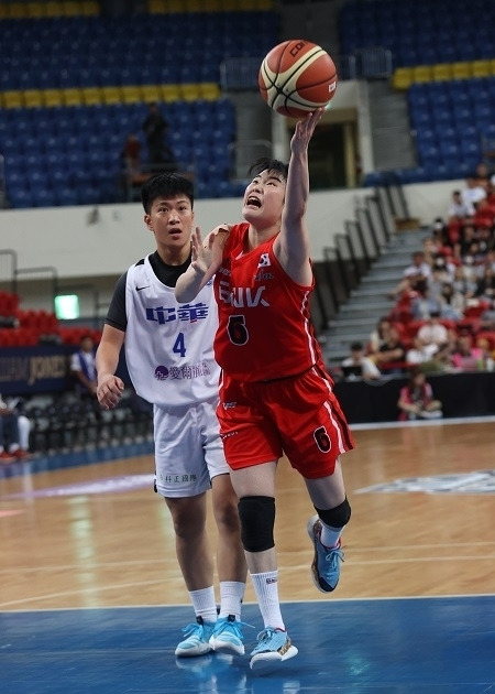 BNK 이소희의 림 어택. WKBL 최고가드이며, 올 시즌에도 팀의 에이스로 활약할 것으로 기대된다/WKBL