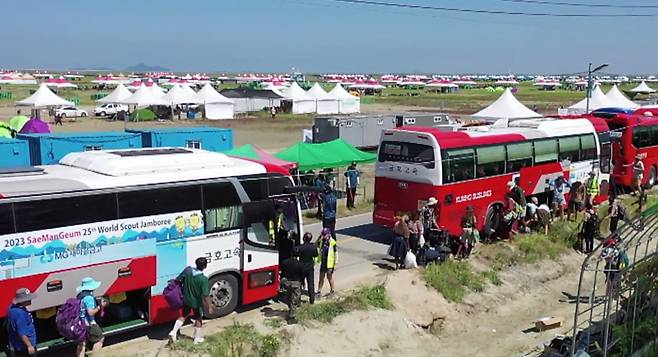 2023 새만금 세계스카우트잼버리 참가자들이 8일 전북 부안군 새만금 야영장을 벗어나기 위해 버스에 오르고 있다. [연합]