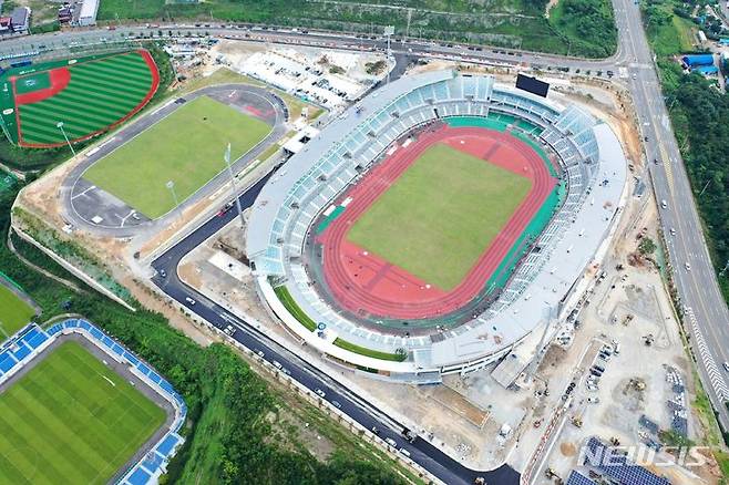 [목포=뉴시스] 전남 목포시에 건립 중인  제104회 전국체전 주경기장 전경. (사진=전남도 제공) 2023.08.05. photo@newsis.com