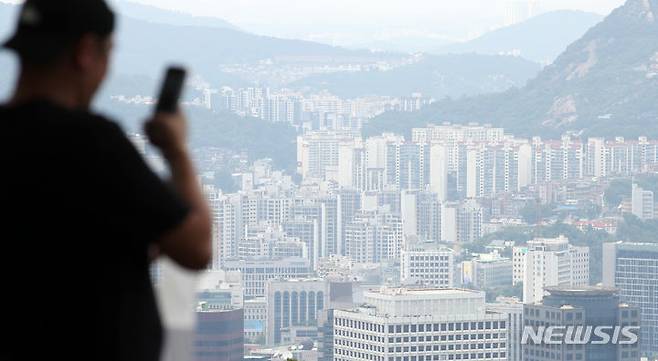 [서울=뉴시스] 고승민 기자 = 서울 남산공원에서 서울시내 아파트가 보이고 있다. 2023.08.06. kkssmm99@newsis.com