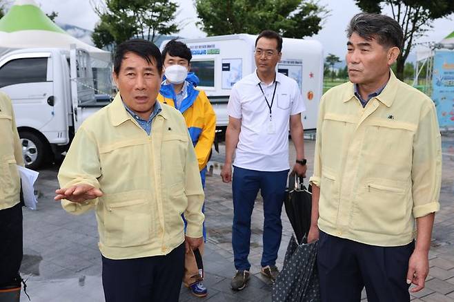 [양산=뉴시스] 안지율 기자 = 나동연 경남 양산시장이 9일 제6호 태풍 '카눈' 북상에 대비해 관내 산사태우려지역 등 주요 인명피해 우려지역을 방문해 현장 대비상황을 점검하고 있다. (사진=양산시 제공) 2023.08.09. photo@newsis.com  *재판매 및 DB 금지