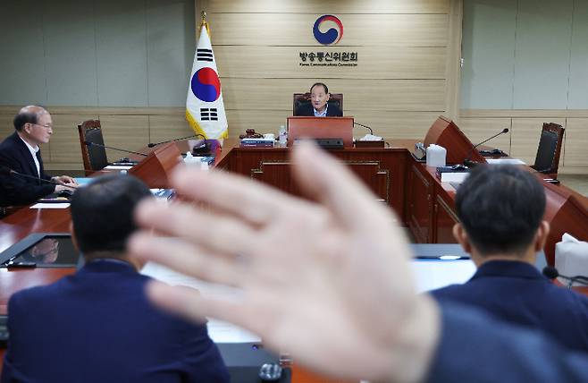 9일 정부과천청사 내 방송통신위원회에서 열린 전체회의에서 관계자가 취재진의 퇴장을 요청하고 있다. 가운데는 김효재 위원장 직무대행. 연합뉴스