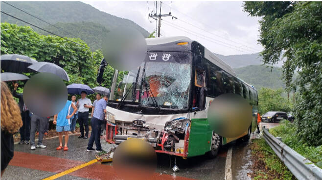잼버리 학생들이 탄 관광버스 앞 부분이 파손돼 있다. 순천소방서 제공