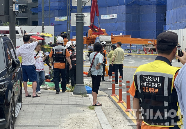 ▲9일 붕괴사고가 발생한 경기 안성시 신축공사장에서 구조작업이 진행 중이다. ⓒ프레시안(김재구)