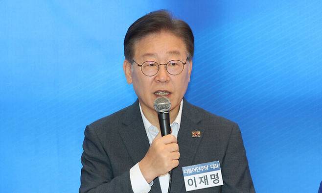 더불어민주당 이재명 대표가 8일 오후 경기 광명시자영업지원센터에서 열린 취약차주 소상공인·자영업자 보호를 위한 현장간담회에서 인사말을 하고 있다. 연합뉴스