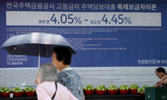 특례보금자리론 금리 반년 만에 인상 - 특례보금자리론 금리 반년 만에 인상     (서울=연합뉴스) 류영석 기자 = 반등세를 보이는 주택담보대출 금리에 따라 특례보금자리론 금리도 반년 만에 인상을 앞두고 있다. 주택금융공사(HF)는 지난 1월 말 특례보금자리론 출시 이후 3월부터 5개월 연속 금리를 계속 동결해왔지만, 그동안의 재원조달비용 상승, 대출신청 추이 등을 고려해 오는 8월 11일부터 일반형 상품의 금리를 0.25%p 인상해 적용하기로 했다.      사진은 30일 서울의 한 시중은행에 특례보금자리론 상품 현수막이 걸려 있다. 2023.7.30     ondol@yna.co.kr (끝)