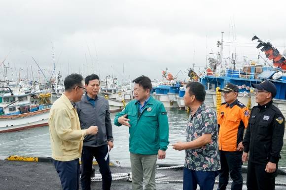 오영훈 지사는 9일 오후 서귀포시 성산포항 등을 찾아 태풍 대응상황을 점검하고 있다. 제주도 제공