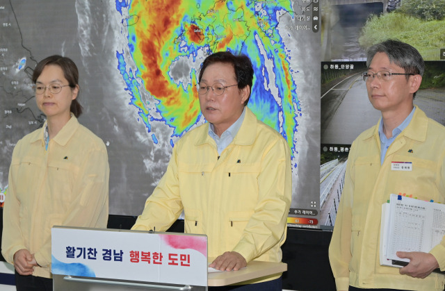 박완수 경남지사가 태풍 ‘카눈’에 대비한 긴급브리핑을 갖고 있다. /사진제공=경남도