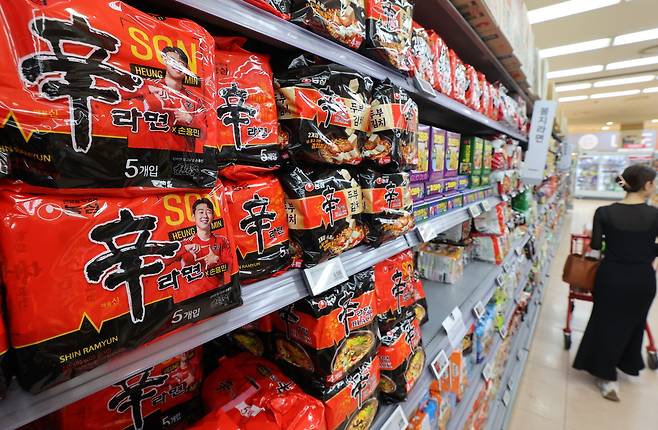 국제 곡물 가격 상승을 이유로 일제히 라면 가격을 올렸던 회사들이 정부의 말 한마디에 값을 내렸다.ⓒ연합뉴스