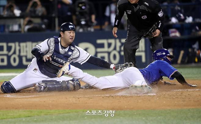 삼성 류지혁이 9일 서울 잠실야구장에서 열린 두산전에서 9회초 강한울의 내야땅볼 때 홈으로 쇄도하며 득점에 성공하고 있다. 두산 포수는 장승현. 정지윤 선임기자