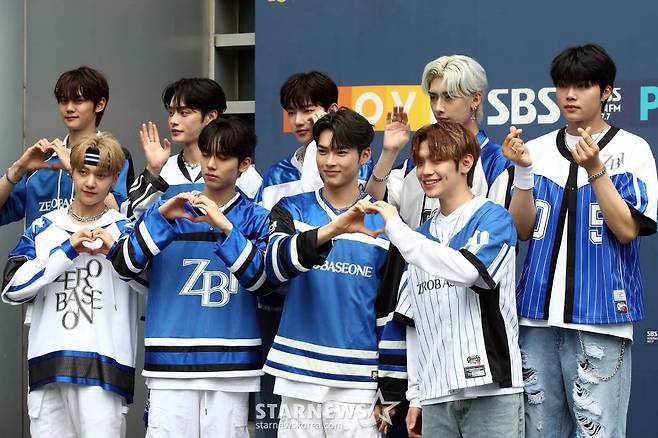 그룹 ZEROBASEONE(제로베이스원) 김규빈, 김지웅, 석매튜, 한유진, 장하오, 성한빈, 김태래, 리키, 박건욱이 18일 오후 서울양천구 SBS 에서 진행되는 라디오 '최화정의 파워타임' 출연을 위해 도착하고 있다.  2023.07.18 /사진=임성균 기자 tjdrbs23@