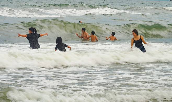 '라베란다 푸꾸옥 리조트' 프라이빗 해변에서 파도 즐기는 투숙객[사진/백승렬 기자]