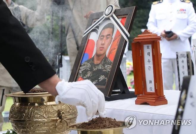 채수근 상병 안장식 (대전=연합뉴스) 강수환 기자 = 고(故) 채수근 상병의 안장식이 22일 오후 국립대전현충원에서 거행되고 있다. 채수근 상병은 지난 19일 경북 예천 내성천에서 실종자를 수색하던 중 급류에 휩쓸려 숨졌다. 2023.7.22 swan@yna.co.kr