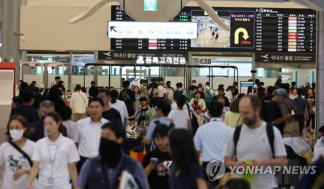 태풍에 북적이는 제주공항 (제주=연합뉴스) 변지철 기자 = 제6호 태풍 '카눈'이 한반도를 향해 접근하는 9일 오전 제주국제공항 출발층이 서둘러 떠나는 관광객 등으로 북적이고 있다. 2023.8.9 bjc@yna.co.kr