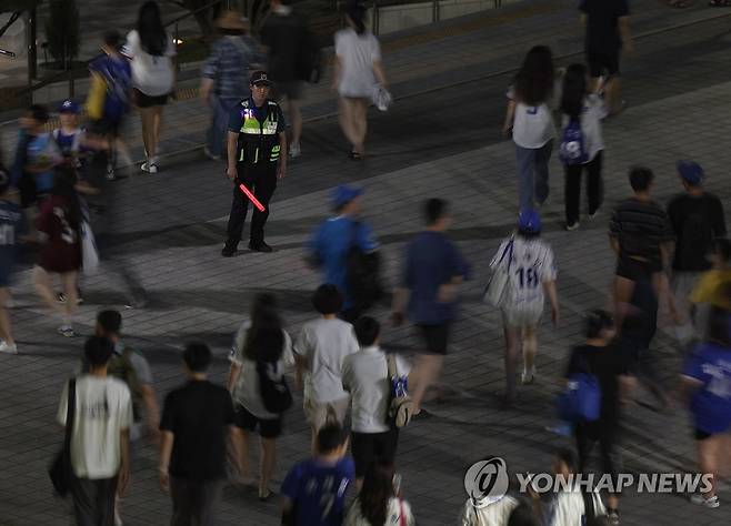 흉기 난동 예고된 야구장 삼성과 LG의 프로야구 경기가 열리는 대구 야구장에서 '흉기 난동'을 부리겠다는 예고 글이 올라온 8월 5일 오후 대구 삼성라이온즈파크에서 경찰이 만일의 상황에 대비하고 있다. [연합뉴스 자료사진]