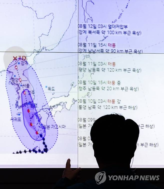 6호 태풍 카눈 북상, 경로 살피는 중대본 관계자 (서울=연합뉴스) 황광모 기자 = 6호 태풍 카눈이 한반도를 향해 북상하고 있는 9일 오전 서울 종로구 정부서울청사 내 상황실에서 중앙재난안전대책본부 관계자가 태풍의 경로를 확인하고 있다. 2023.8.9 hkmpooh@yna.co.kr