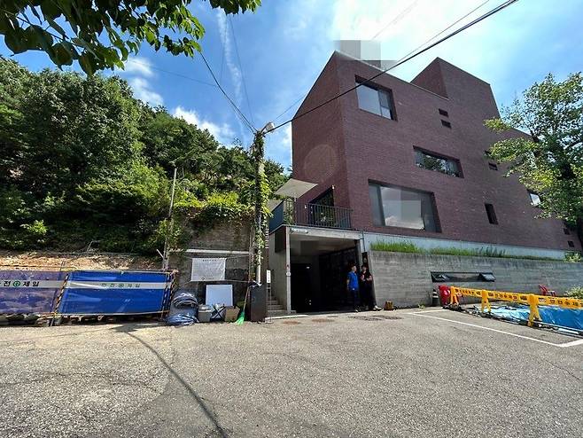 발굴 조사 현장 주변      (서울=연합뉴스) 김예나 기자 = 서울 종로구 구기동의 한 건물 신축 부지 주변 모습. 왼쪽이 이번에 발굴 조사한 현장이며, 오른쪽은 최근 고려시대 건물터가 대규모로 발견된 신영동 유적 현장이다. 사진은 전문가 현장 조사가 열리던 지난 4일 촬영한 것. 2023.8.9
    yes@yna.co.kr