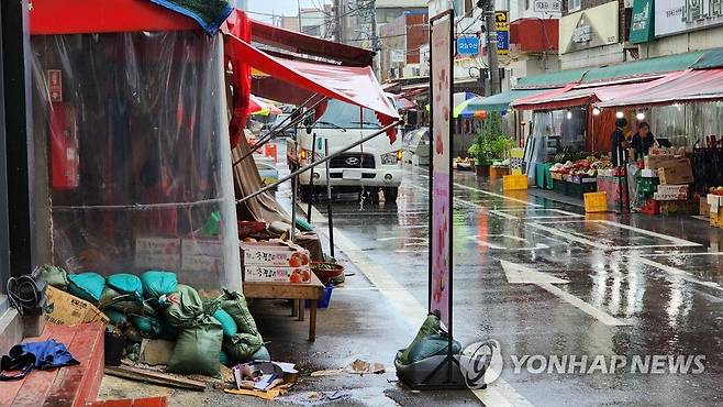 비 내리는 태화시장 (울산=연합뉴스) 장지현 기자 = 제6호 태풍 카눈 상륙을 하루 앞둔 9일 오전 울산의 상습 침수지역인 중구 태화시장에 비가 내리고 있다. 2023.8.9 jjang23@yna.co.kr