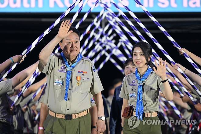 개영식 입장하는 윤석열 대통령 내외 (부안=연합뉴스) 임헌정 기자 = 윤석열 대통령과 김건희 여사가 2일 오후 전북 부안 새만금 부지에서 열린 '2023 새만금 제25회 세계스카우트잼버리' 개영식에서 스카우트 최고의 예우를 표하는 장문례를 받으며 입장하고 있다. 2023.8.3 [대통령실 제공. 재판매 및 DB 금지] kane@yna.co.kr