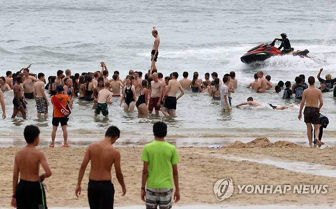 머드축제 즐기는 잼버리 대원 (보령=연합뉴스) 김준범 기자 = 2023 새만금 세계 스카우트 잼버리에서 조기 퇴영한 대원들이 9일 오후 충남 보령 대천해수욕장 머드축제장을 찾아 이색 축제를 즐기고 있다. 2023.8.9 psykims@yna.co.kr