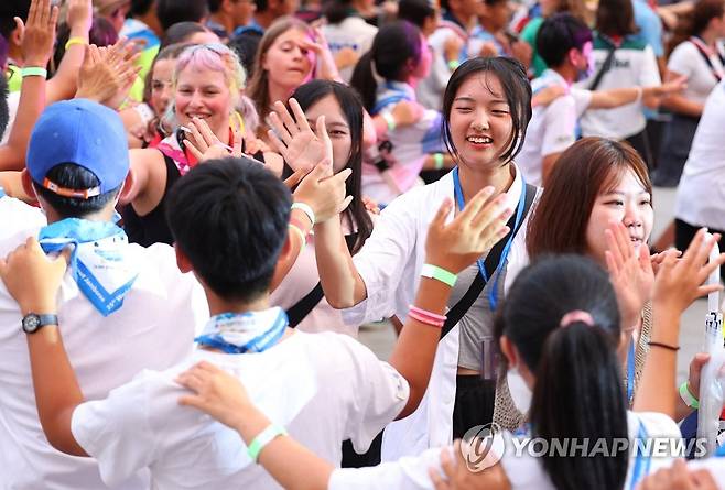 너와 나 우리 모두 친구 (서울=연합뉴스) 김도훈 기자 = 2023 새만금 세계스카우트 잼버리 참가 대원들이 9일 오후 서울 광화문광장에서 열린 '웰컴 투 서울 댄스나이트' 행사에서 다 함께 어울려 춤을 추고 있다. 2023.8.9 superdoo82@yna.co.kr