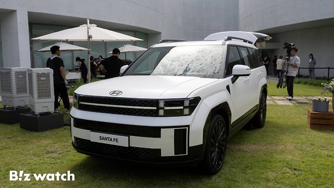 파주 미메시스 아트 뮤지엄에 전시된 '디 올 뉴 싼타페'. 박스 형태로 외관 디자인이 바뀌었다. 전장은 4830mm, 전폭 1900mm, 전고 1720mm, 축간거리 2815mm로 크기를 키워 기존 모델보다 넓은 공간감을 확보했다. /사진=이명근 기자 qwe123@