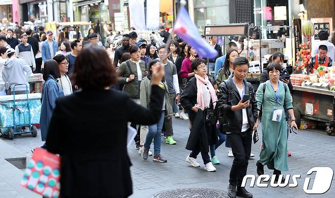 사드 이후 최대 규모의 중국인 관광객이 방한한 21일 오후 서울 중구 명동거리에서 중국인 관광객들이 구경을 하고 있다. 2018.10.21/뉴스1 ⓒ News1 안은나 기자