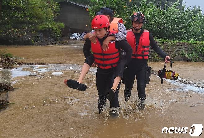 10일 오전 10시 59분쯤 경북 영천 고경면 고도리에서 산밑에 사는 주민 2명이 집앞에 물이 차 고립됐다가 소방당국에 의해 구조되고 있다.(경북소방본부 제공) 2023.8.10/뉴스1 ⓒ News1 정우용 기자