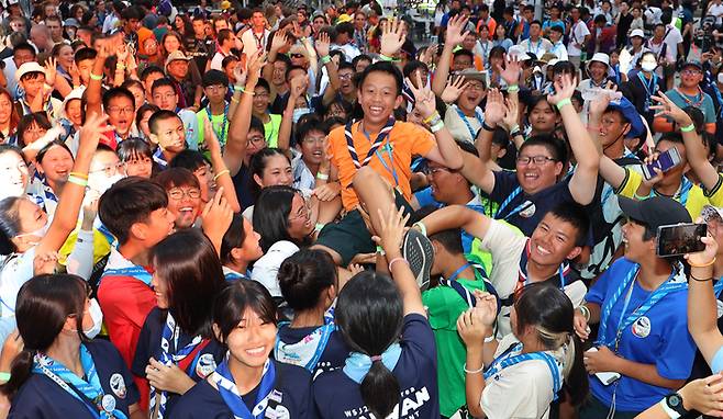 2023 새만금 세계스카우트 잼버리 참가 대원들이 9일 오후 서울 광화문광장에서 열린 ‘웰컴 투 서울 댄스나이트’ 행사에서 다 함께 어울려 춤을 추고 있다. 서울|연합뉴스