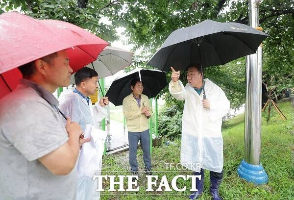 이범석 청주시장이 도로 상황을 점검하고 있다. /청주시