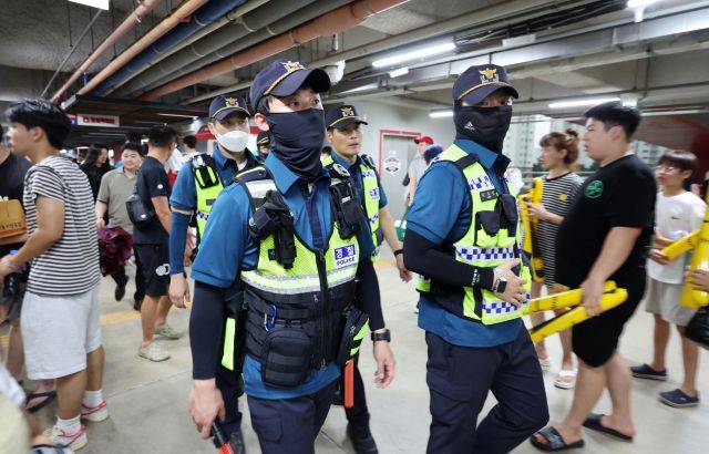 LG 트윈스와 KIA 타이거즈의 프로야구 경기가 열린 광주기아챔피언스필드에서 경찰이 순찰하고 있다.ⓒ연합뉴스