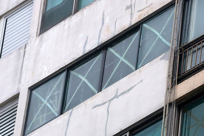 10일 오전 부산 수영구의 한 아파트 창문에 엑스(X)자로 테이프가 붙어 있다. 김혜윤 기자