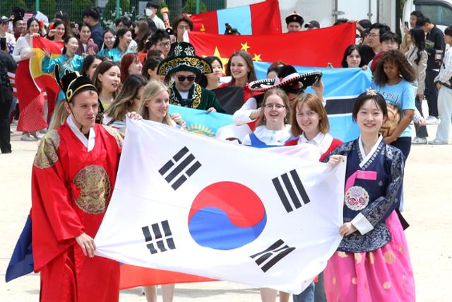 대학부설 한국어교육기관에서는 학기별로 각종 특별활동 수업을 진행하는데 그 운영을 돕는 교원 대부분은 정당한 임금을 받지 못한 채 일하고 있다. 지난 4월 한국외국어대학교 서울캠퍼스에서 열린 문화교류 행사에 한국어문화교육원 외국인 학생들이 참여한 모습. 뉴시스