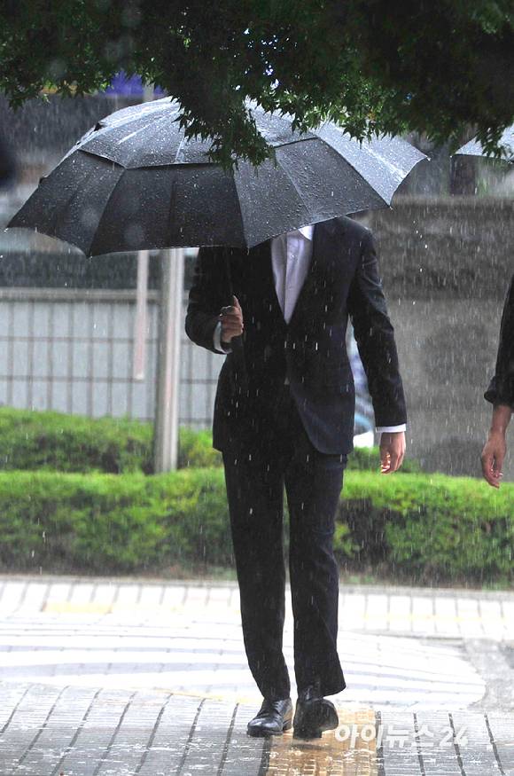 '앞이 보이나? 우선으로 얼굴 가리며' 병역 비리 혐의로 재판에 넘겨진 래퍼 라비(본명 김원식)가 10일 오후 서울남부지방법원에서 열린 병역법 위반 등 혐의 1심 선고 기일에 출석하고 있다. [사진=정소희 기자]