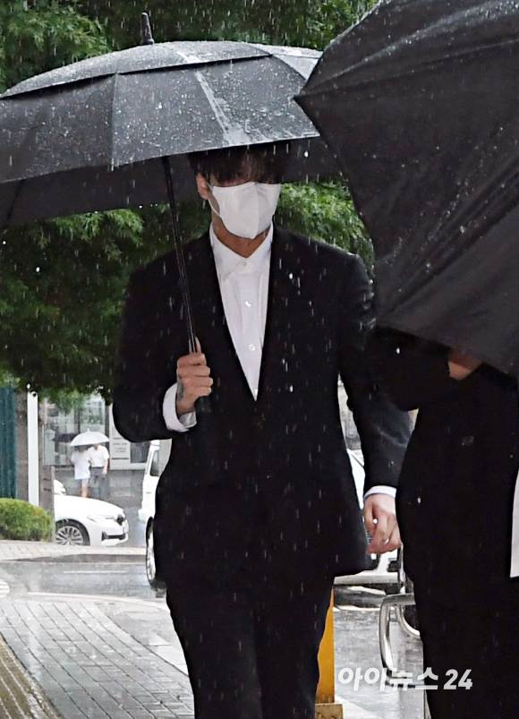 '취재진 확인하는 라비' 병역 비리 혐의로 재판에 넘겨진 래퍼 라비(본명 김원식)가 10일 오후 서울남부지방법원에서 열린 병역법 위반 등 혐의 1심 선고 기일에 출석하고 있다. [사진=정소희 기자]