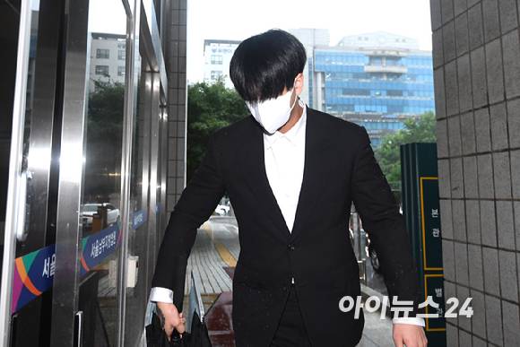 '앞머리 기르는 이유? 꽁꽁 감춘 얼굴' 병역 비리 혐의로 재판에 넘겨진 래퍼 라비(본명 김원식)가 10일 오후 서울남부지방법원에서 열린 병역법 위반 등 혐의 1심 선고 기일에 출석하고 있다. [사진=정소희 기자]