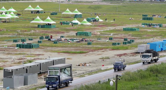 9일 전북 부안군 하서면 '새만금 세계스카우트잼버리' 야영장에서 조직위 등이 몽골 텐트 등을 철거하고 있다. [뉴스1]