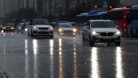 강풍과 호우를 동반한 제6호 태풍 '카눈'이 북상하고 있는 10일 오후 서울 강남역 사거리에서 자동차가 서행하고 있다. 뉴스1