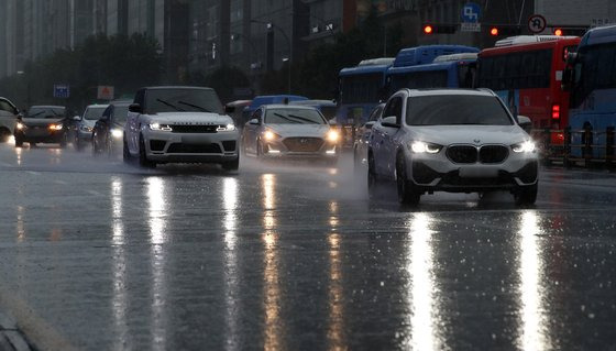 강풍과 호우를 동반한 제6호 태풍 '카눈'이 북상하고 있는 10일 오후 서울 강남역 사거리에서 차량들이 서행하고 있다. 뉴스1