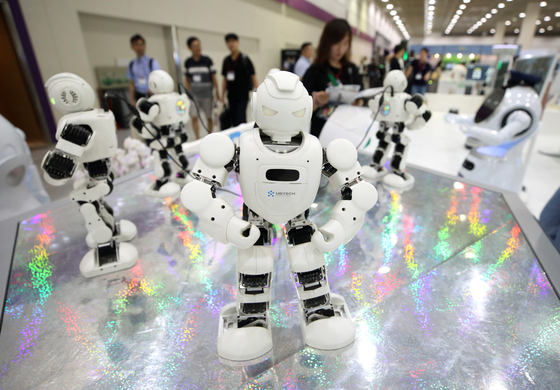 A group of AI robots show off their dancing skills at the 2023 Korea International EDU PLUS WEEK event which kicked off its three-day run at the Coex, southern Seoul, on Thursday. [NEWS1]