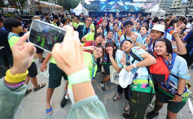 2023 새만금 세계스카우트 잼버리 참가 대원들이 9일 오후 서울 광화문광장에서 열린 '웰컴 투 서울 댄스나이트' 행사에서 기념촬영을 하고 있다. 연합뉴스