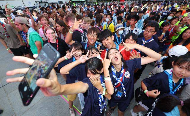 2023 새만금 세계스카우트 잼버리 참가 대원들이 9일 오후 서울 광화문광장에서 열린 '웰컴 투 서울 댄스나이트' 행사에서 기념촬영을 하고 있다. 연합뉴스