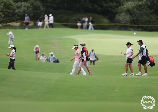 KLPGA 투어 두산건설 위브 챔피언십 1라운드 경기 중단 선언에 선수들이 철수하고 있다. /사진= KLPGA