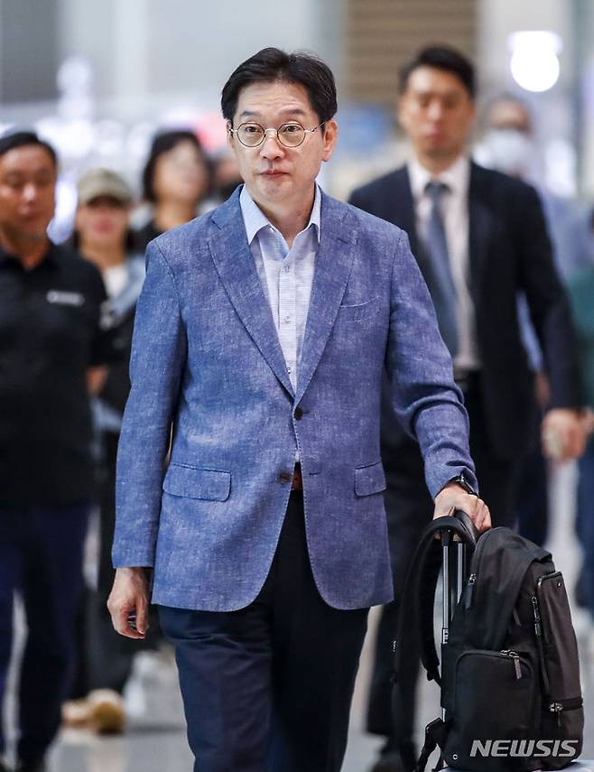 [인천공항=뉴시스] 정병혁 기자 = 김경수 전 경남지사가 10일 오전 인천국제공항 제2터미널에서 영국으로 출국을 위해 이동하고 있다. 2023.08.10. jhope@newsis.com