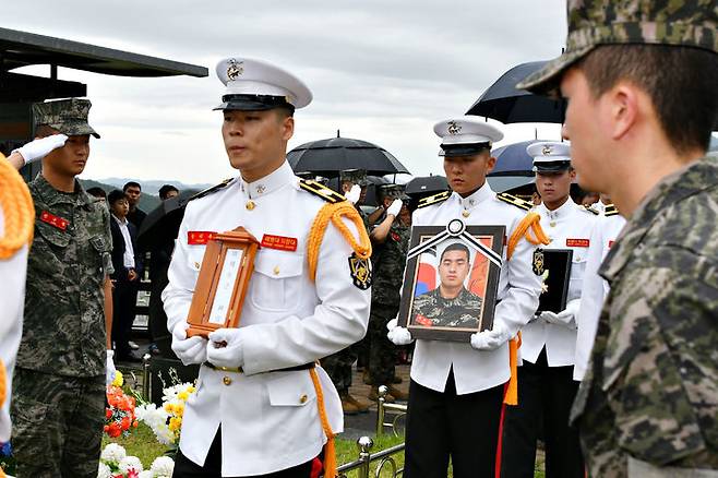 [서울=뉴시스] 최동준 기자 = 고 채수근 해병대 상병의 안장식이 22일 대전 유성구 대전현충원에서 거행되고 있다. (사진=국가보훈부 제공) 2023.07.22. photo@newsis.com *재판매 및 DB 금지