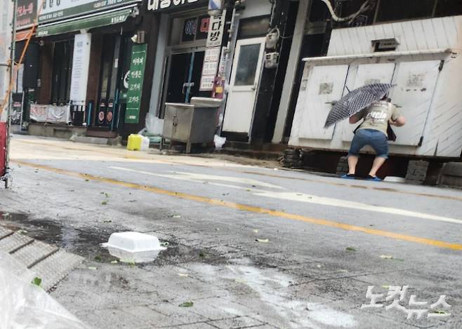 제6호 태풍 '카눈'의 영향으로 비바람이 강하게 불면서 출근길에 나선 시민이 힘겹게 우산을 부여잡고 있다. 독자 제공