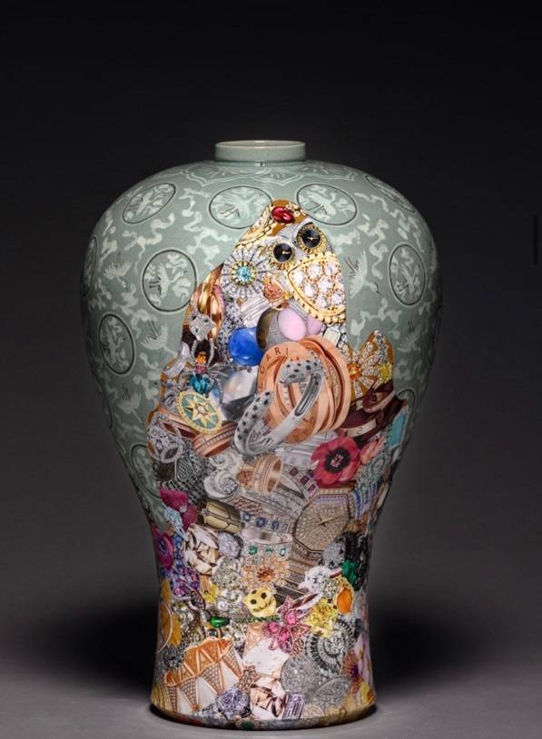 명품 로고와 보석 사진을 오려 붙여 완성한 작품. 유의정 작가