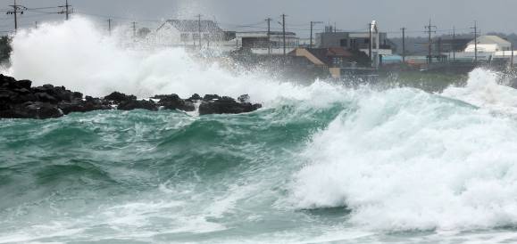 제주부터 덮친 성난 파도 - 제6호 태풍 ‘카눈’이 접근한 9일 오후 제주 서귀포시 성산읍 삼달리 해안에 강한 파도가 몰아치고 있다. 카눈은 10일 아침 남해안에 상륙할 것으로 전망된다. 태풍 경로를 확인할 수 있는 1951년 이후 처음 한반도를 종단하는 태풍이 될 것으로 보인다. 서귀포 연합뉴스