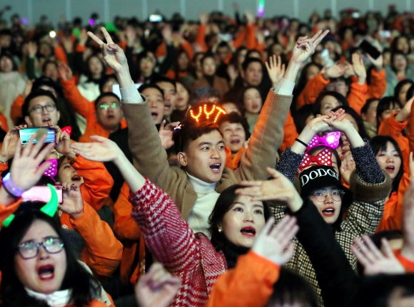 중국 건강웰빙식품 판매기업 ‘이융탕(溢涌堂)’의 임직원 5000여명이 9일 오전 인천시 연수구 송도컨벤시아에서 열린 ‘이융탕 2020 한국연회’에서 주요 내빈들의 등장에 환호하고 있다. 이들은 2017년 한중 간 사드(THAAD·고고도 미사일 방어체계) 갈등이 불거진 이후 단일 행사 기준으로 한국을 방문한 최대 규모의 중국 관광객(유커·遊客)이다. 2020.1.9 연합뉴스