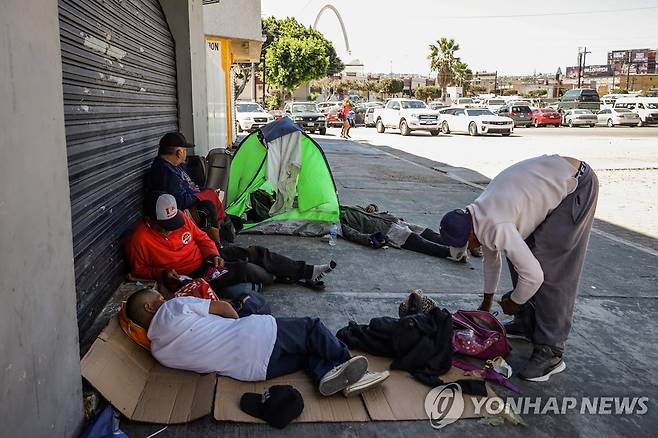 지난 7월 마약에 취한 것으로 보이는 이들이 멕시코 티후아나 거리에 모여 있는 모습 [EPA 연합뉴스 자료사진. 재판매 및 DB 금지]